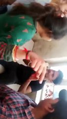 मोबाइल चोर को पकड़ा, इस कदर हुई पिटाई