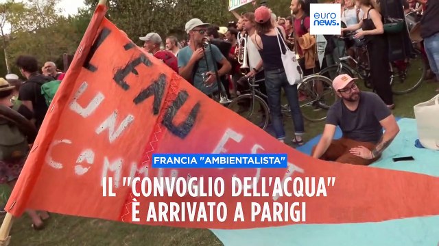 Il Convoglio dell'acqua è arrivato a Parigi: manifestazione ambientalista sotto la Torre Eiffel