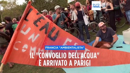 Il "Convoglio dell'acqua" è arrivato a Parigi: manifestazione ambientalista sotto la Torre Eiffel