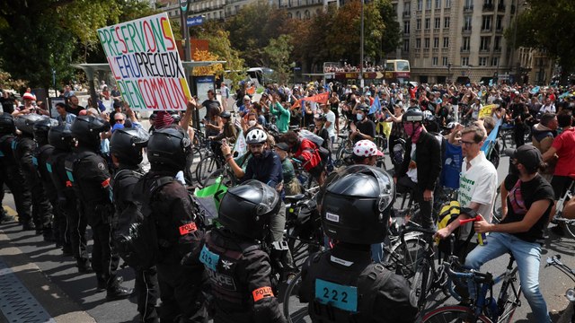 Enfin arrivé à Paris, le Convoi de l’eau promet « des stratégies très très déstabilisantes »
