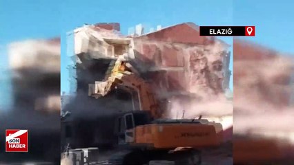 Elazığ'da hasarlı bina, kepçe dokunur dokunmaz yıkıldı: Operatör panikle kaçtı