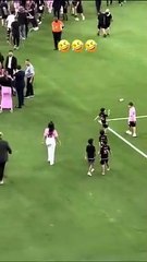 C'est comme une blague ! Antonella, l'épouse de Messi, embrasse le mauvais joueur de football