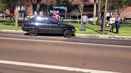 Motorista sofre convulsão e colide carro contra poste na Avenida Brasil