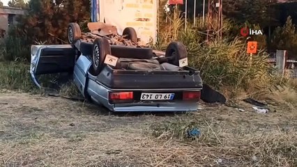 Le conducteur de la voiture renversée est revenu d'entre les morts： Une invitation de mariage est sortie du véhicule