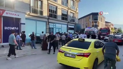 La voiture a percuté la moto et a plongé dans le marché.