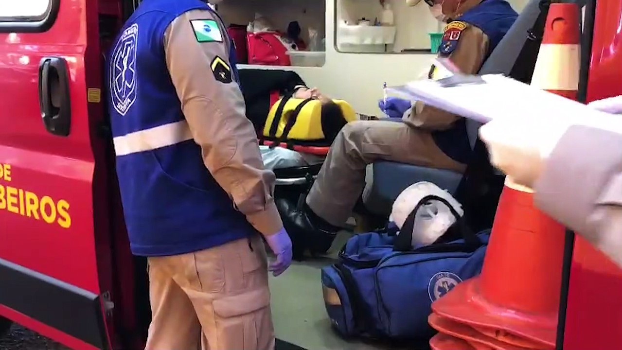 Batida entre dois carros deixa mulher ferida Rua Ponta Grossa