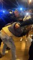 Vídeo mostra policial sendo preso após brigar em bar e apanhar de garçom; assista