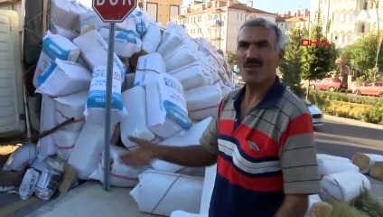 Un camion chargé de paille renversé à Nevşehir