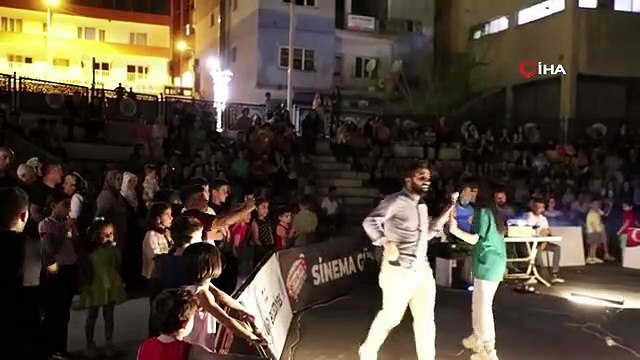 Hakkari'de Çocuklar Karaoke Sahnesinde Hünerlerini Sergiledi