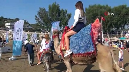 Yarışmacılar deve sırtında davullu zurnalı startın verileceği alana taşındı