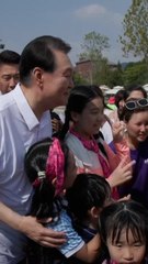 尹부부가 입은 '천안함 티셔츠'…대통령실 자체 제작해서 돌린다