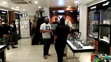 Thieves made a dent in the surprise checking of the police, theft of more than 4 lakhs from four shops.