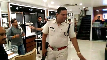 Thieves made a dent in the surprise checking of the police, theft of more than 4 lakhs from four shops.