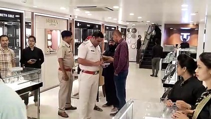 Thieves made a dent in the surprise checking of the police, theft of more than 4 lakhs from four shops.