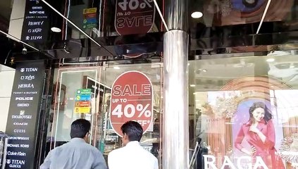 Thieves made a dent in the surprise checking of the police, theft of more than 4 lakhs from four shops.