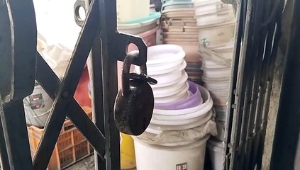 Thieves made a dent in the surprise checking of the police, theft of more than 4 lakhs from four shops.