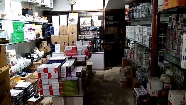 Thieves made a dent in the surprise checking of the police, theft of more than 4 lakhs from four shops.