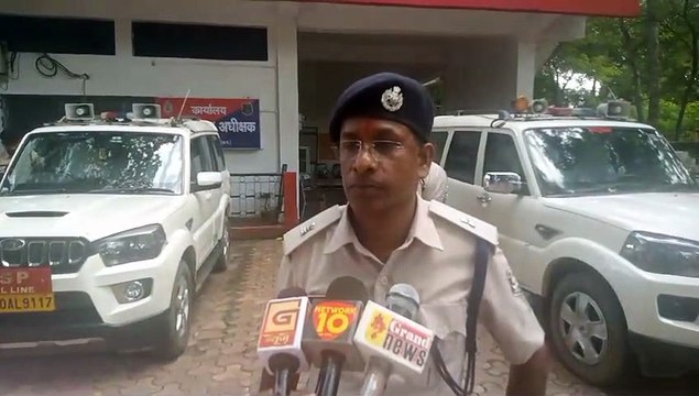 Thieves made a dent in the surprise checking of the police, theft of more than 4 lakhs from four shops.