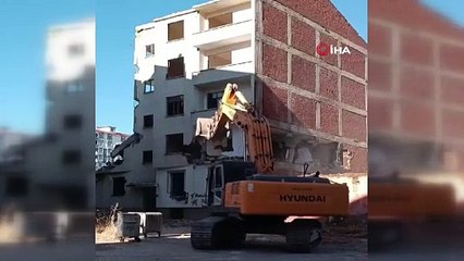 Ağır hasarlı bina tek dokunuşla yıkıldı, operatör kepçeyi bırakıp kaçtı