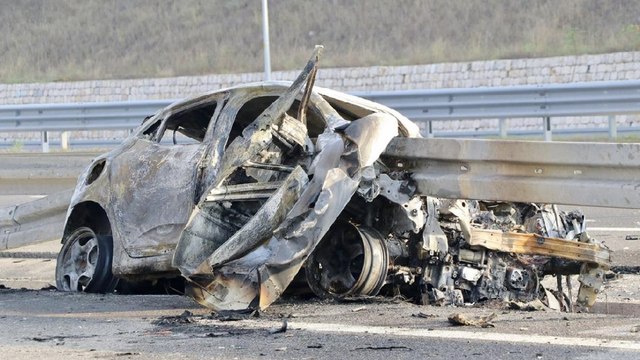 Otomobil bariyerlere ok gibi saplandı: 2 ölü