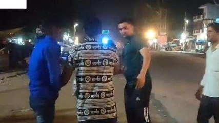 अमरोहा: कोतवाली का गेट बना अखाड़ा, दो युवकों में जमकर चले लात घूंसे