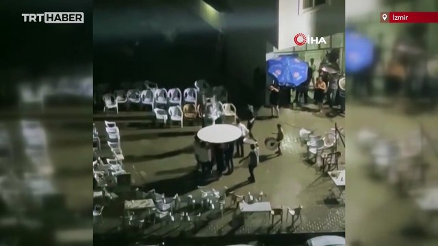 Düğünde sağanağa aldırış etmeden oynadılar