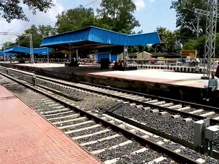 Video: मॉडल रेलवे स्टेशन में ऐसे जान जोखिम में डाल रहे यात्री