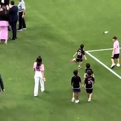 Messi'nin eşi az kalsın başkasını dudaklarından öpüyordu