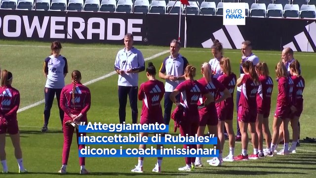 Spagna, il bacio rubato: 11 membri dello staff della Nazionale femminile di calcio si dimettono
