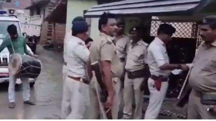 सारण: ढोल बजाकर पुलिस ने आरोपी के घर पर चिपकाया इश्तेहार, देखिए वीडियो
