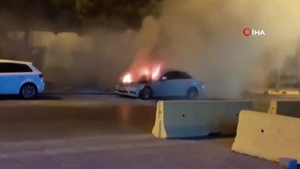 Incendie effrayant dans une voiture garée