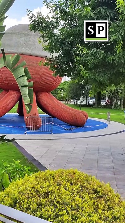 Giant Octopus and a Beautiful Footbridge in Shenzhen's Haishan