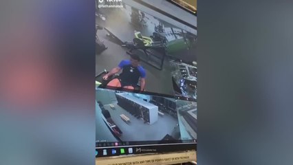 Скачать видео: El vídeo de la cámara de seguridad del Al-Nassr dónde se ve a Cristiano que se ha hecho viral