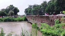 कुशीनगर: दो किशोरियों ने नदी में लगाई छलांग, गोताखोर तलाशने में जुटे