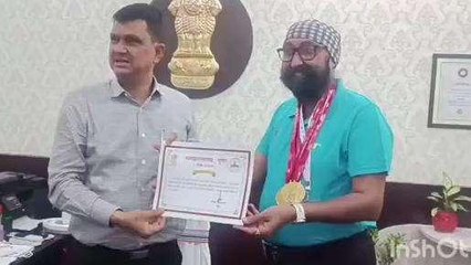 मुंगेर: राइफल एसोसिएशन के सचिव और खिलाड़ियों को डीएम ने किया सम्मानित, देखें वीडियो