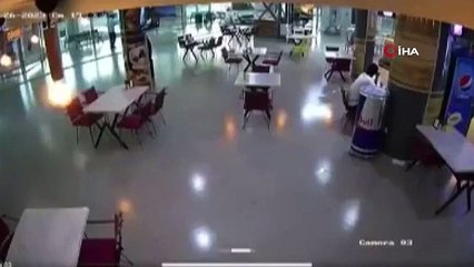C'est ainsi que le véhicule dont le conducteur a appuyé sur l'accélérateur au lieu du frein a plongé dans le terminal de bus
