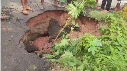 सारण: परसा-बनकेरवा सड़क जगह-जगह धसा, आवागमन में हो रही समस्या