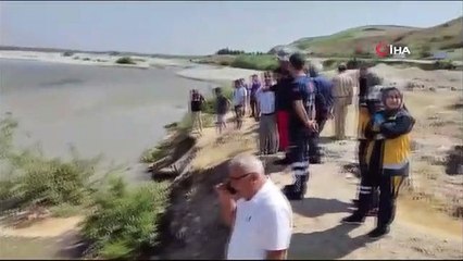 La fille prise dans le courant de Batman a été sauvée par les gens autour