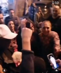 الجمهور يحاصر ياسمين عبد العزيز خلال مرورها في الشارع