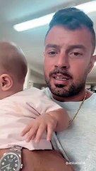 Marco Costa fica derretido com a filha ao colo: 'Já está aqui para ajudar o pai na fábrica...'