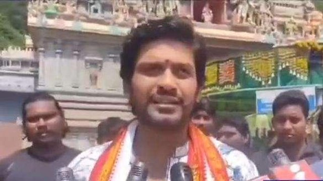 ఎన్టీఆర్ జిల్లా: దుర్గమ్మ సేవలో హీరో నవీన్ పొలిశెట్టి