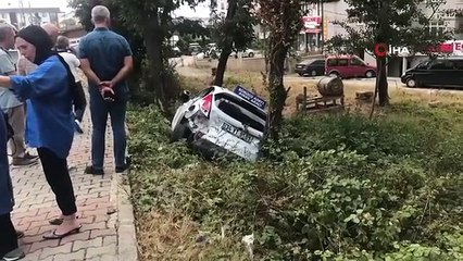 Hız yaptı, park halindeki sürücü kursu aracına çarptı: 1 yaralı