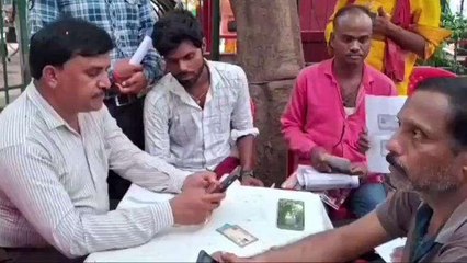 वाराणसी: उद्यम विभाग ने कैंप लगाकर ऑटो-रिक्शा चालकों का किया रजिस्ट्रेशन