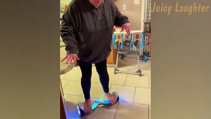 First time on an electric scooter: Woman fell trying to keep her balance!!!!