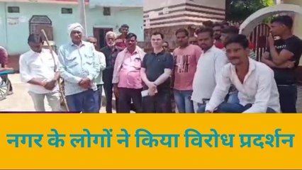 मैनपुरी: मंदिर के सामने लगे गंदगी के ढेर, ग्रामीणों ने विरोध प्रदर्शन कर जताई नाराजगी