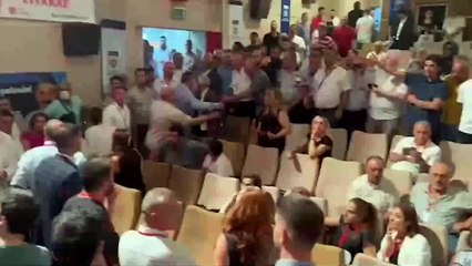 Скачать видео: CHP ilçe kongresinde kavga çıktı! Küfürler havada uçuştu