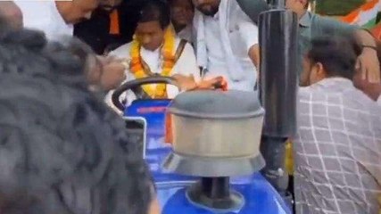 आगर: कांग्रेस ने निकाली टैंकर रैली, पूर्व मंत्री जयवर्धन सिंह ने चलाया ट्रैक्टर