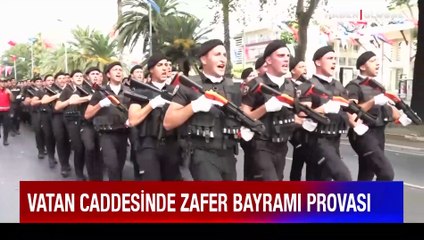 Vatan Caddesi'nde Zafer Bayramı provası... Bando eşliğinde geçiş yaptılar
