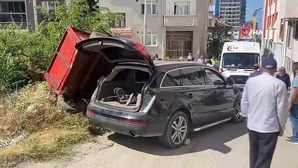 Une Jeep heurte une voiture et une remorque, 1 blessé