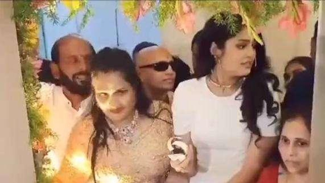 నిజామాబాద్: నగరంలో సందడి చేసిన సినీనటి ఫరియా అబ్దుల్లా